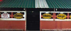 বরাভূম স্টেশনের দ্বিতীয় শ্রেণির যাত্রী অপেক্ষাগৃহ আলো ও নিরাপত্তারক্ষীহীন